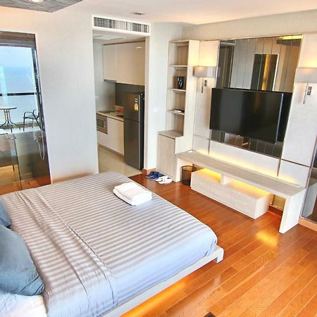Luxurious Beachfront Pattaya Exterior photo