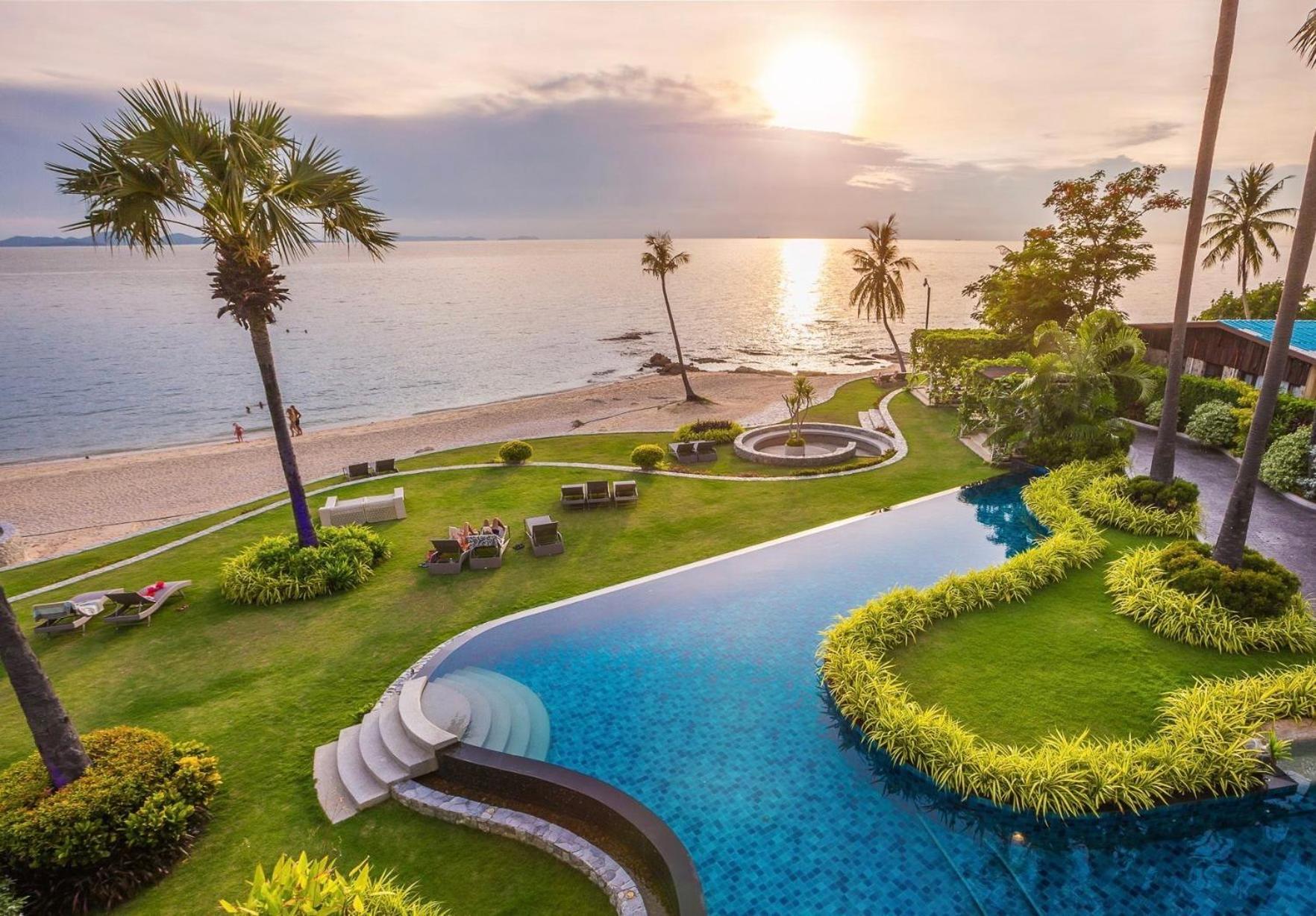 Luxurious Beachfront Pattaya Exterior photo