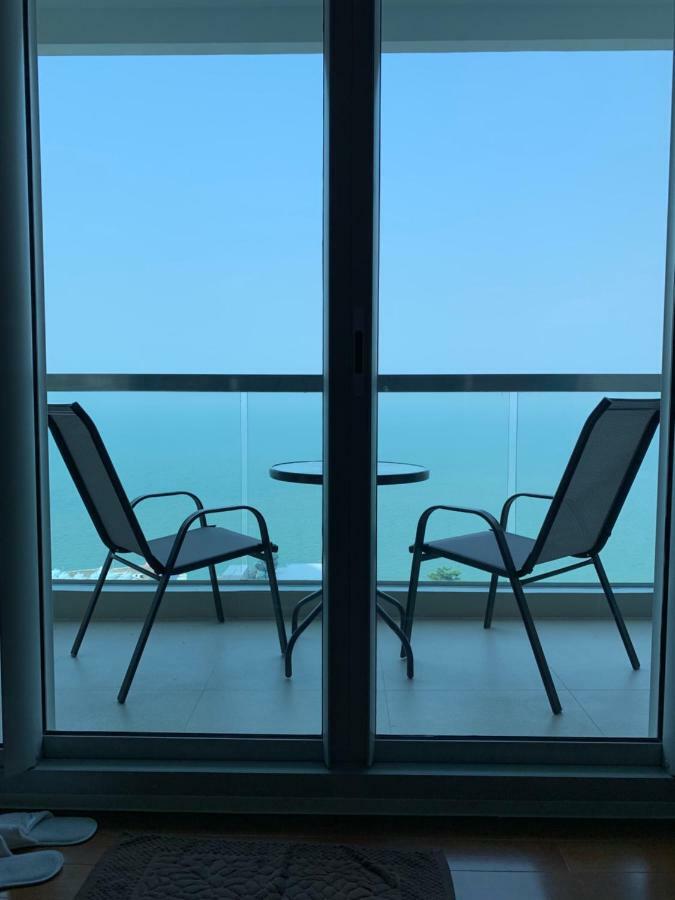 Luxurious Beachfront Pattaya Exterior photo