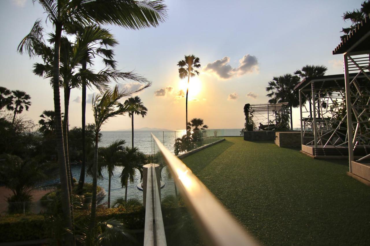 Luxurious Beachfront Pattaya Exterior photo